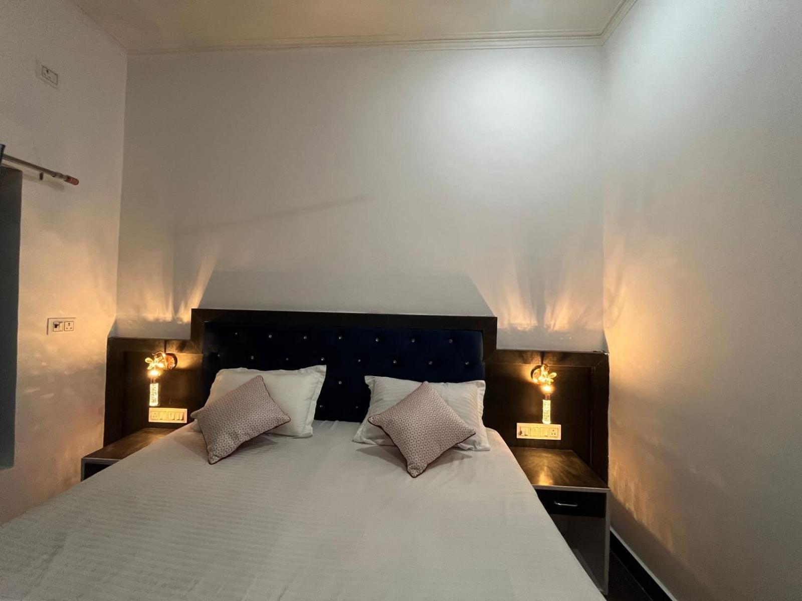 La Calma Homestay Khajurāho Esterno foto