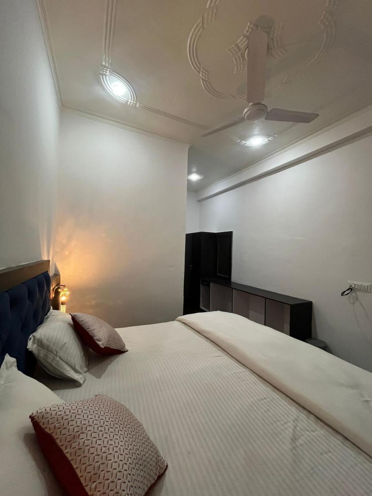 La Calma Homestay Khajurāho Esterno foto