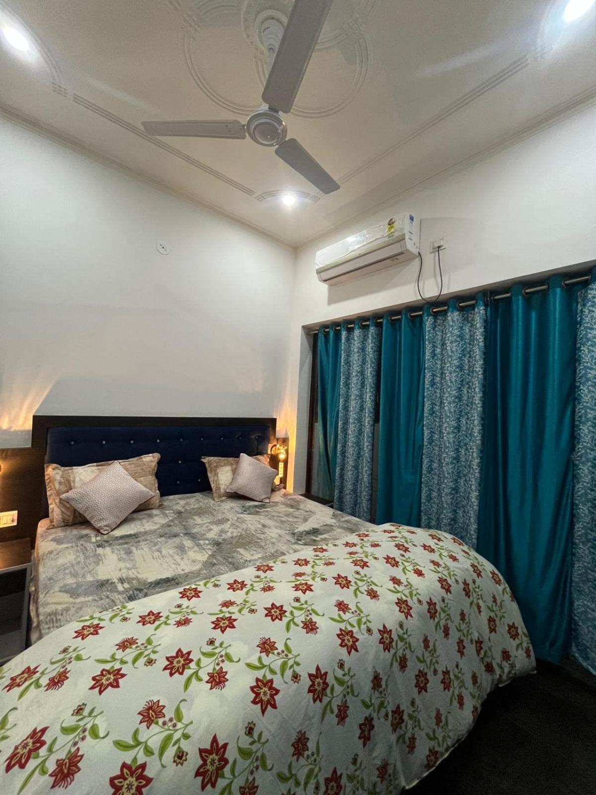 La Calma Homestay Khajurāho Esterno foto