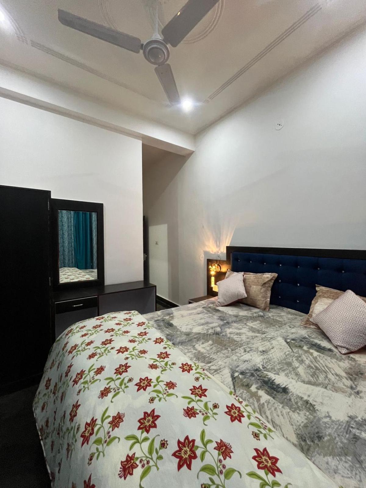 La Calma Homestay Khajurāho Esterno foto