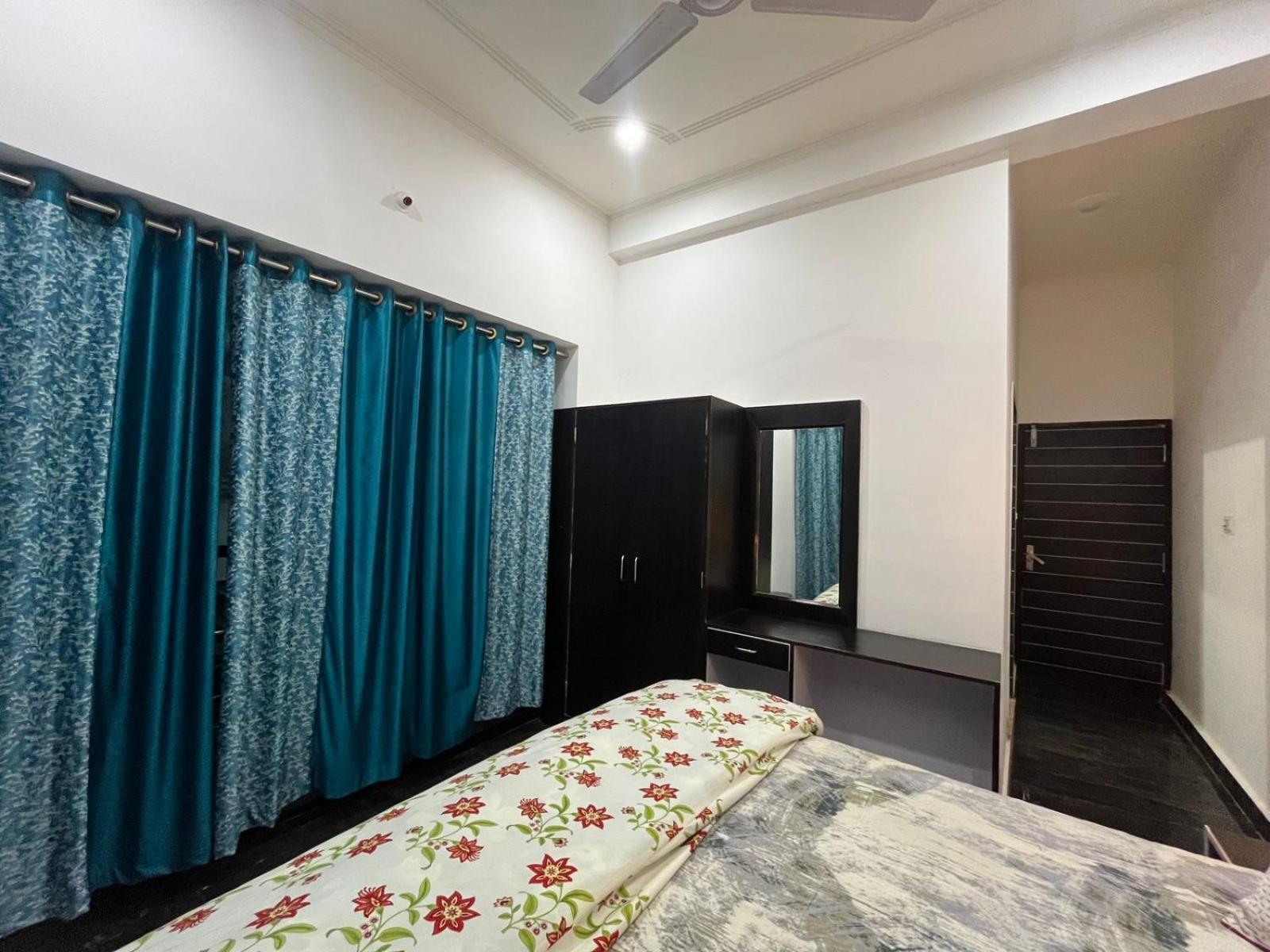 La Calma Homestay Khajurāho Esterno foto