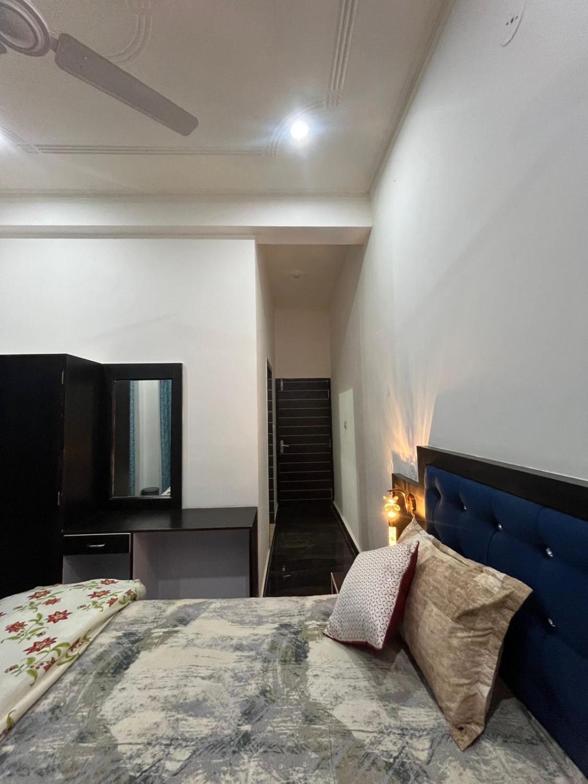 La Calma Homestay Khajurāho Esterno foto